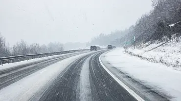 Verschneite Straße mit Auto: Kommt Ostern nochmal der Winter zurück? - Foto: iStock/ Willowpix Verschneite Straße mit Auto: Kommt Ostern nochmal der Winter zurück? - Foto: iStock/ Willowpix