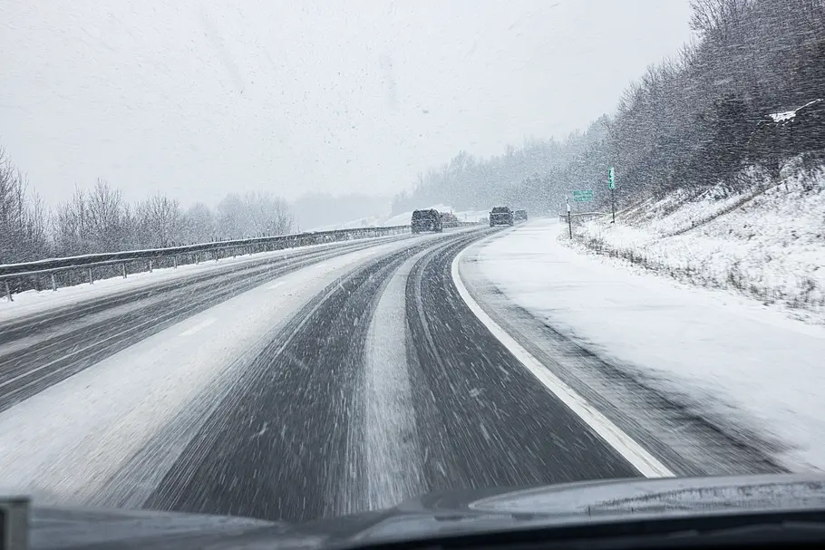 Verschneite Straße mit Auto: Kommt Ostern nochmal der Winter zurück? Verschneite Straße mit Auto: Kommt Ostern nochmal der Winter zurück?