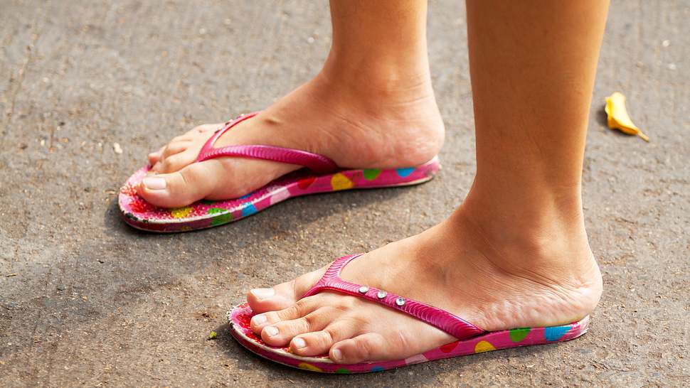 Flip Flops sind ungesund. - Foto: justhavealook/iStock