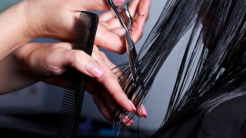 Frau beim Friseur der die Haare geschnitten werden - Foto: HOMONSTOCK/ iStock