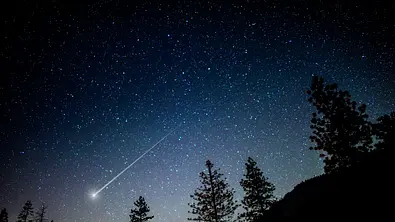 Lyriden 2026: Nachthimmel mit vielen Sternen und einer Sternschnuppe - Foto: iStock/ 4kodiak