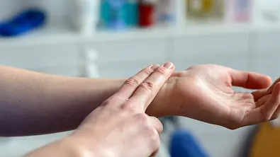 Puls messen - Foto: iStock/ mheim3011