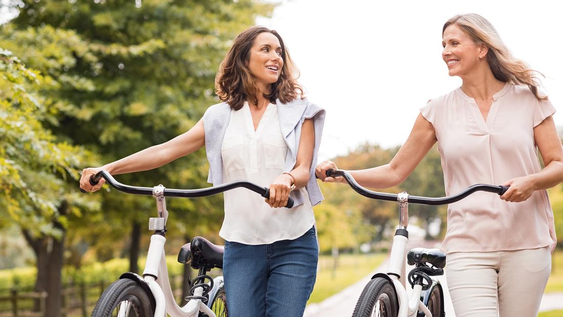 Frauen glücklich Fahrrad