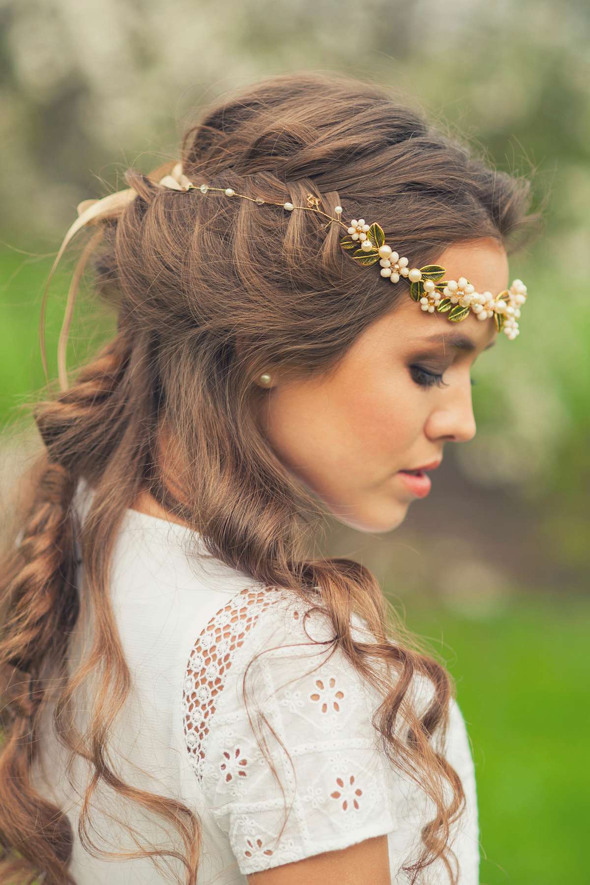 Braut trägt Blumenkranz im Haar