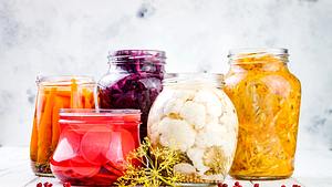 Fermentierte Lebensmittel gesund - Foto: iStock/ sveta_zarzamora