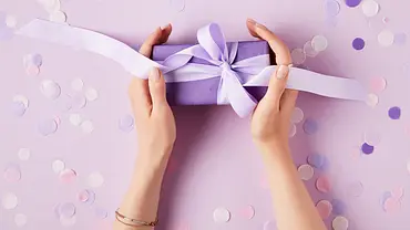 Geschenke für die beste Freundin: Zwei Frauenhände halten ein Geschenk - Foto: iStock / LightFieldStudios Geschenke für die beste Freundin: Zwei Frauenhände halten ein Geschenk - Foto: iStock / LightFieldStudios
