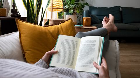 Lesen ist wieder im Trend #BookTok - Foto: iStock/Daniel de la Hoz