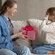 Die besten Geschenke für deine Kids - Foto: iStock/fizkes