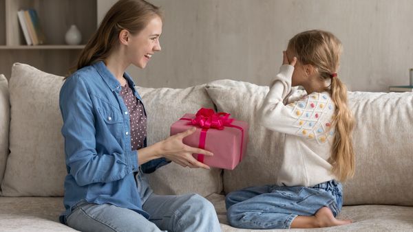 Die besten Geschenke für deine Kids - Foto: iStock/fizkes