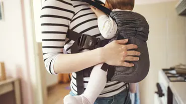 Mama mit Baby in Babytrage - Foto: iStock/halfpoint Mama mit Baby in Babytrage - Foto: iStock/halfpoint