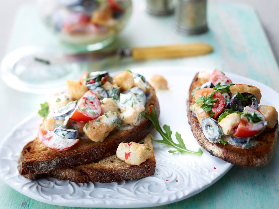 Italienischer Geflügelsalat auf Röstbrot Italienischer Geflügelsalat auf Röstbrot