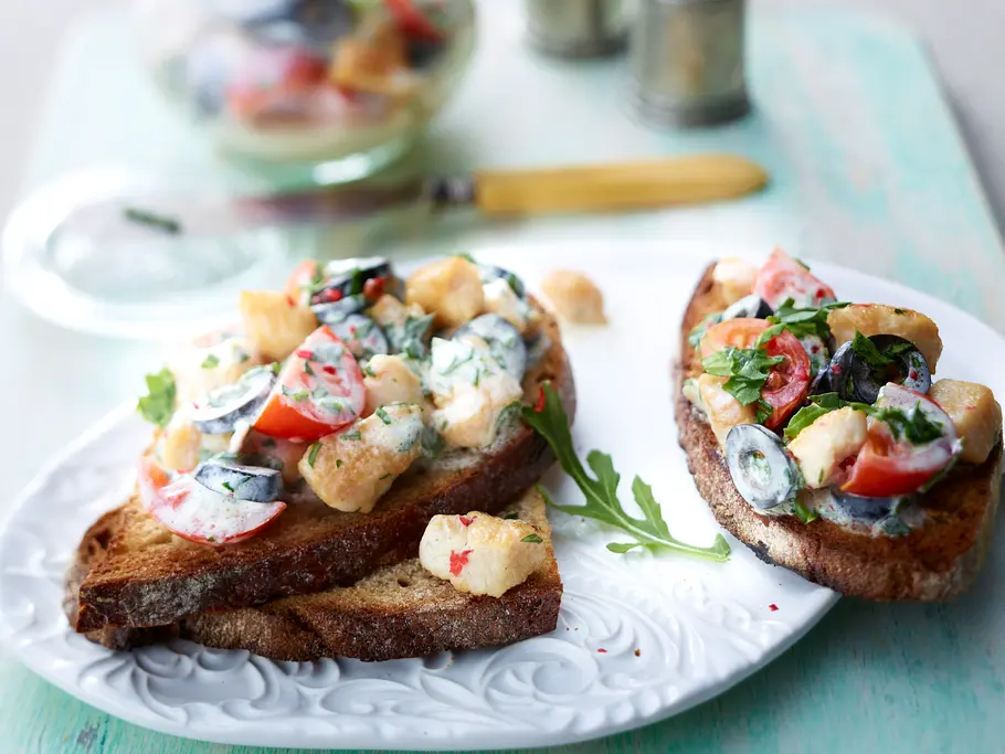 Italienischer Geflügelsalat auf Röstbrot Italienischer Geflügelsalat auf Röstbrot