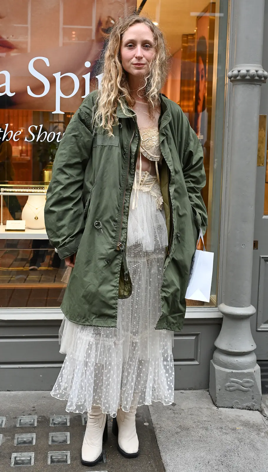 Jacken-Trend 2026: Khakifarbene Military-Jacke an einer Frau auf der Straße