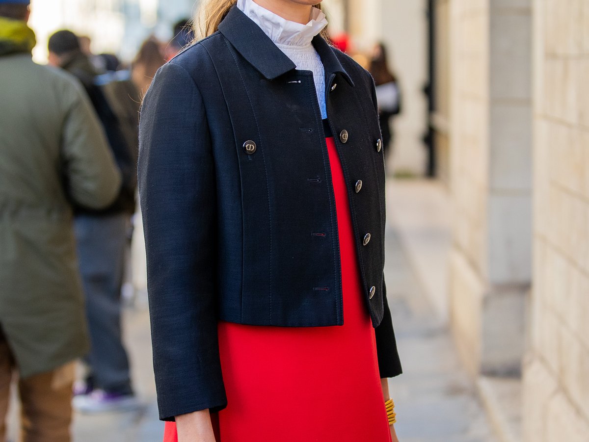 Minimalistische Eleganz: Kurze Jacken liegen im Frühling 2022 im Trend