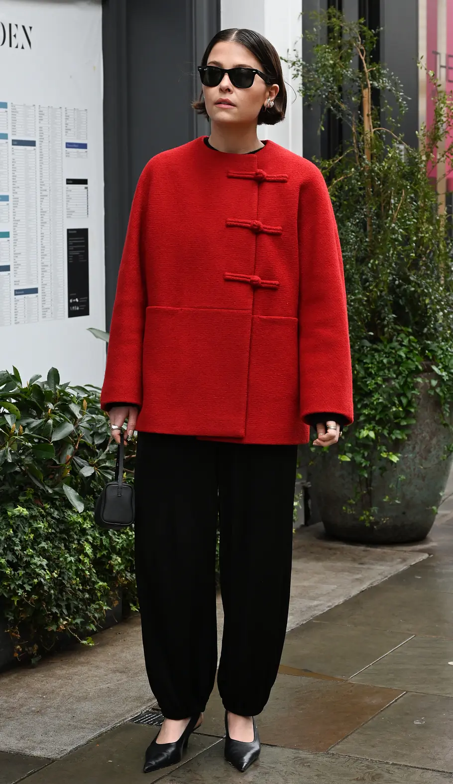 Jacken-Trends 2026: Cape-Jacke an einer Frau auf der Straße