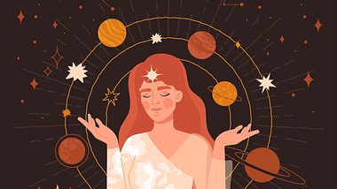 Grafik einer Frau umgeben von Planeten und Sternen - Foto: Rudzhan Nagiev/iStock
