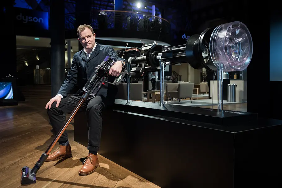 Jake Dyson mit einem neuen Dyson-Modell in der Hand 