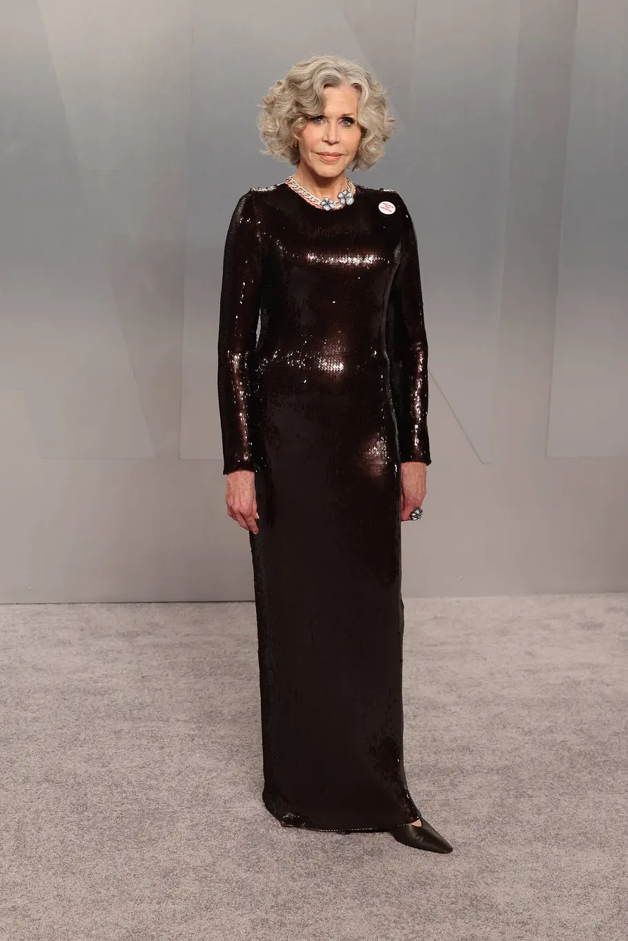 Jane Fonda im dunkelbraunen Glitzerkleid von Rodarte