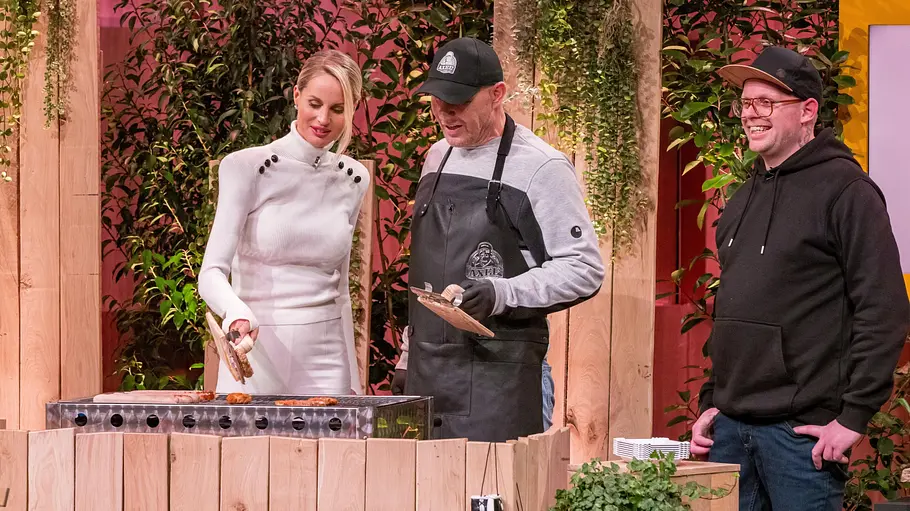 Janna Ensthaler liebt das Grillen, aber nicht das Grillbrett. Axel Schulz (M.), Janna Ensthaler und Udo Mammone mit dem Grillbrett.