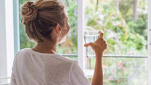 Mit Wassertrinken schnell gesünder und fitter werden. - Foto: Jasmina007/iStock