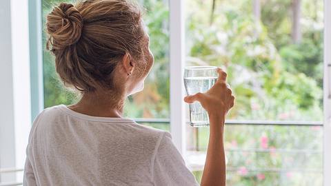 Mit Wassertrinken schnell gesünder und fitter werden. - Foto: Jasmina007/iStock