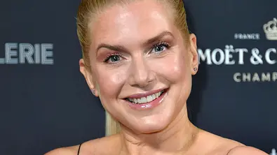Jeanette Biedermann lächelt glücklich in die Kamera. - Foto: IMAGO / Future Image