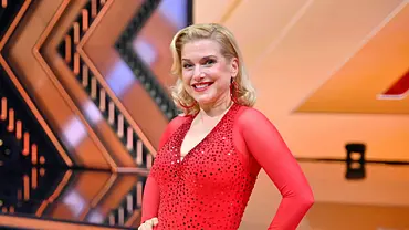 Jeanette Biedermann im roten Kleid bei Lets Dance 2025 - Foto: IMAGO / Panama Pictures Jeanette Biedermann im roten Kleid bei Lets Dance 2025 - Foto: IMAGO / Panama Pictures