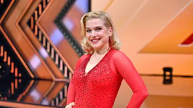 Jeanette Biedermann im roten Kleid bei Lets Dance 2025 - Foto: IMAGO / Panama Pictures