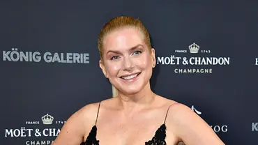 Jeanette Biedermann auf dem Red Carpet in einem Kleid mit Spitze - Foto: IMAGO / Future Image