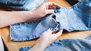 Jeans flicken: 5 Tipps, mit denen du Denim reparieren kannst - Foto: Jeans flicken: 5 Tipps, um deine Lieblingsjeans zu retten