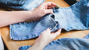 Jeans flicken: 5 Tipps, mit denen du Denim reparieren kannst - Foto: Jeans flicken: 5 Tipps, um deine Lieblingsjeans zu retten Jeans flicken: 5 Tipps, mit denen du Denim reparieren kannst - Foto: Jeans flicken: 5 Tipps, um deine Lieblingsjeans zu retten