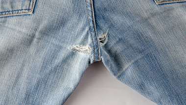 Das kannst du tun, wenn deine Jeans an der Innenseite der Oberschenkel abgenutzt ist. (Themenbild) - Foto: khwanchais/iStock