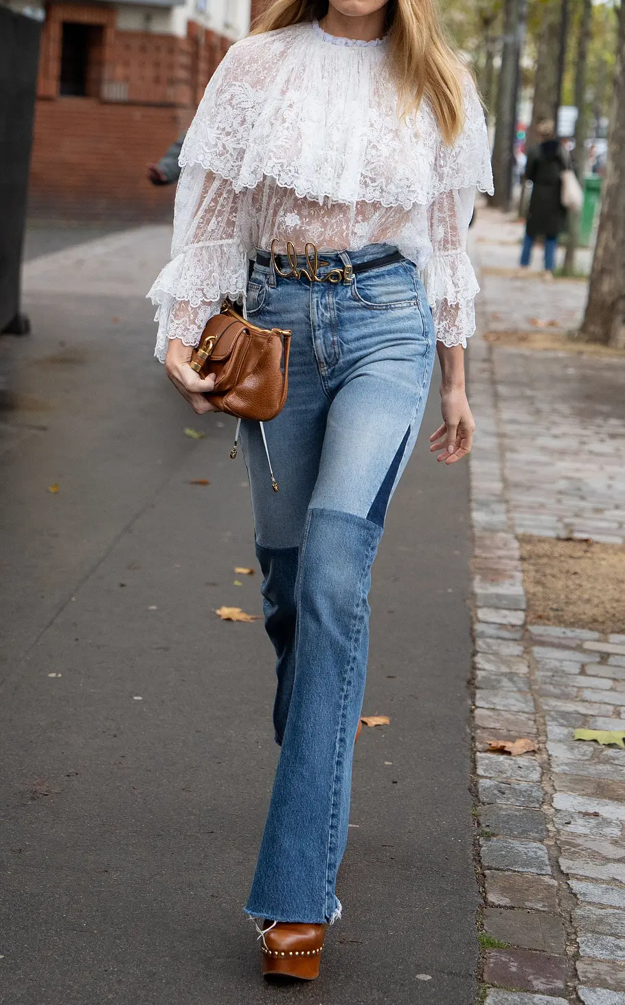 Jeans-Trend 2026: Patchwork-Jeans an einer Frau
