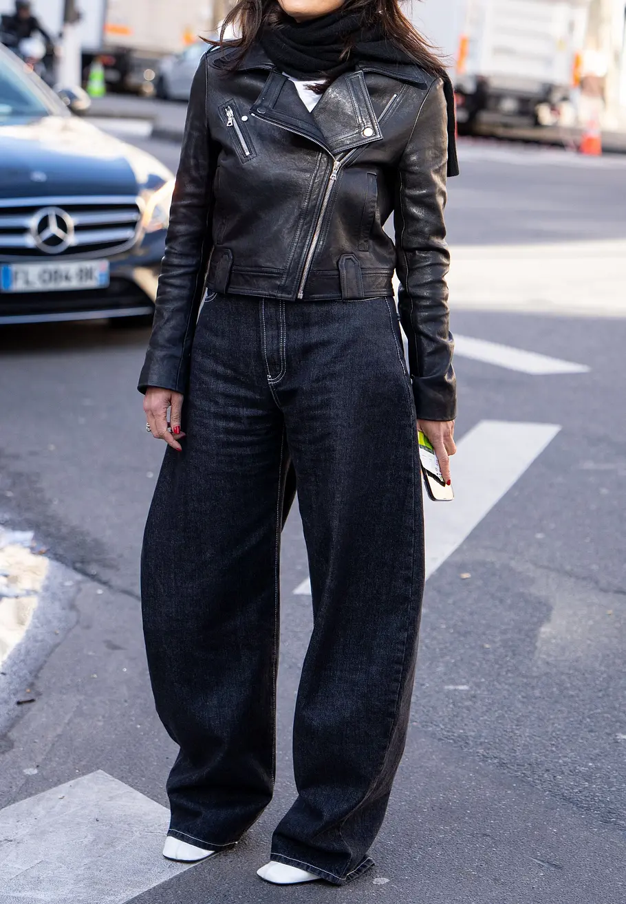 Jeans-Trend 2026: Barrel-Leg-Jeans an einer Frau