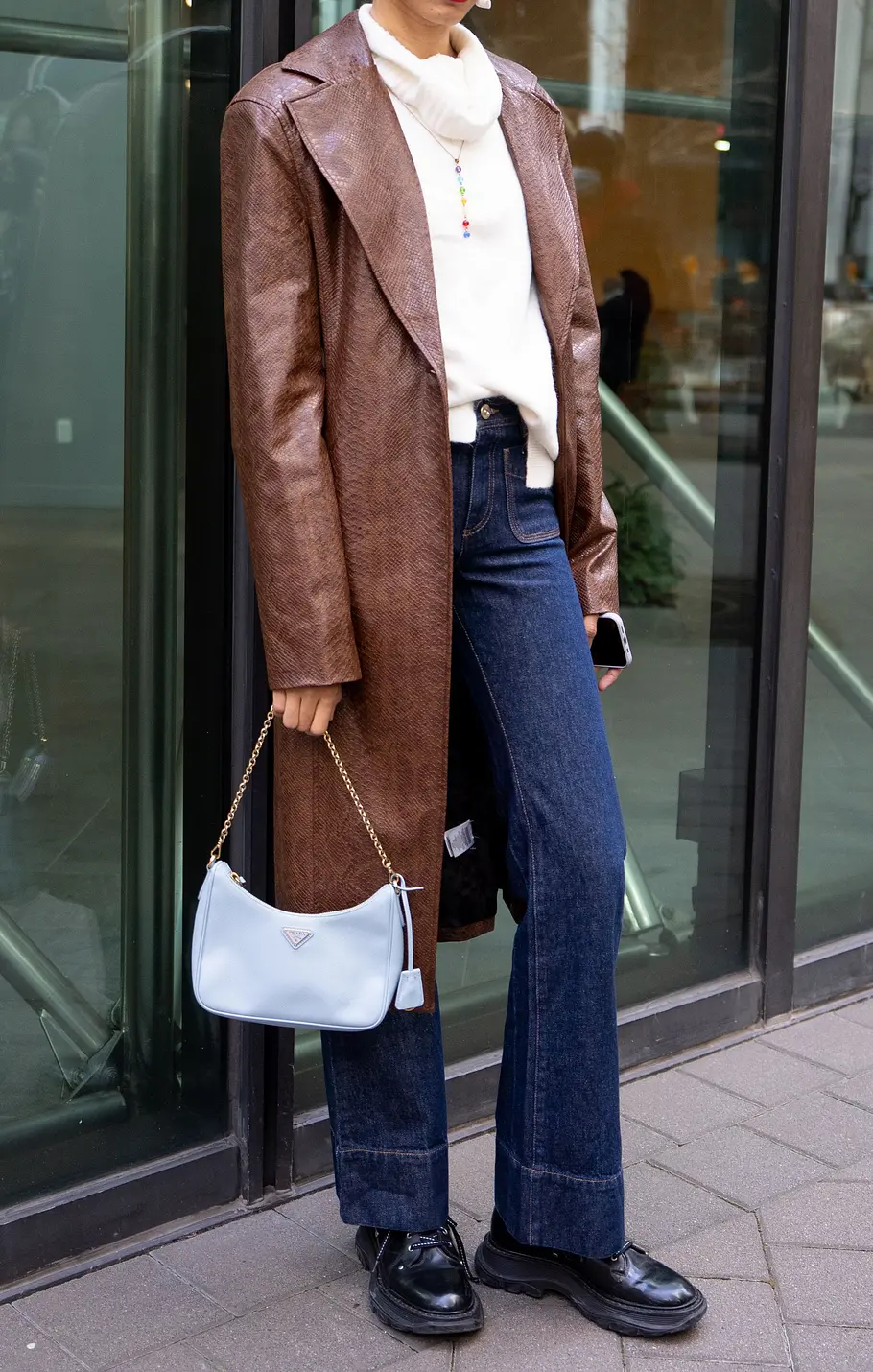 Jeans-Trend 2026: Indigo Jeans an einer Frau