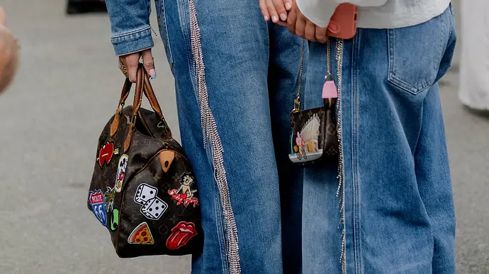 Jeans Trends 2026: Streetstyle mit zwei Frauen bei der Fashion Week - Foto: ddp/abaca press