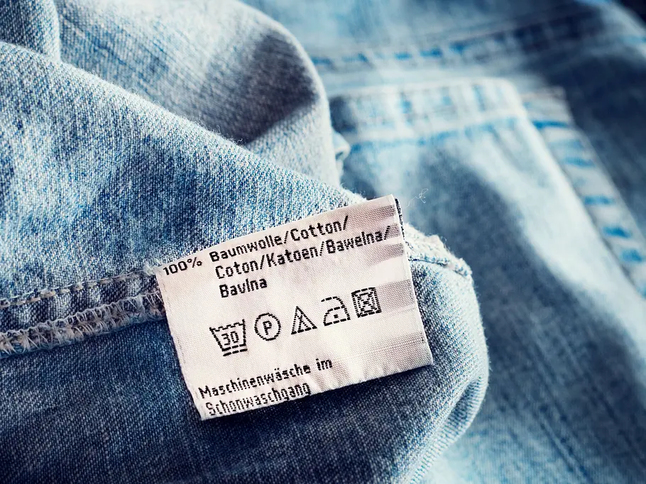 Jeans waschen: Pflegeetikett Jeans waschen: Pflegeetikett in einer Jeanshose