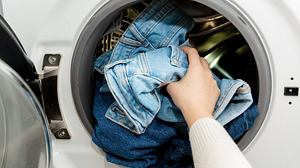 Jeans waschen in der Waschmaschine - Foto: iStock / Damian Lugowski 