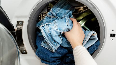 Jeans waschen in der Waschmaschine - Foto: iStock / Damian Lugowski 