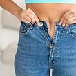 Jeans weiten: Dank diesen 6 Tipps passen zu enge Jeans wieder. (Themenbild) - Foto: Prostock-Studio/iStock