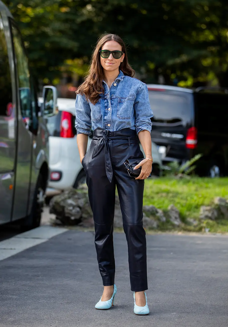 Jeanshemd-Outfit mit Lederhose Jeanshemd-Outfit mit Lederhose
