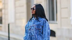 Jeansjacke kombinieren: So stylst du den Denim-Klassiker richtig! - Foto: Edward Berthelot/Getty Images