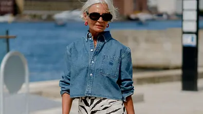 Jeansjacke kombinieren: Streetstyle mit Grece Ghanem in einer Jeansjacke und Zebrahose - Foto:  ddp/abaca press