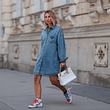 Jeanskleid kombinieren: Styling-Tipps und Outfit-Ideen für den angesagten Denim-Look - Foto: Jeremy Moeller/Getty Images