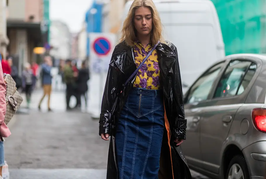 Kombiniert zu Trendmänteln Ein Trendmantel wertet den Jeansrock optisch auf
