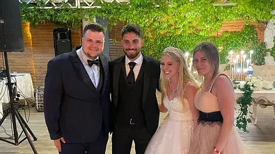 Jeremy-Pascal Wollny posiert auf Servets und Loredana Wollnys Hochzeit mit dem Brautpaar und seiner Freundin.  - Foto: Instagram.com/_jeremypascalwollny_/