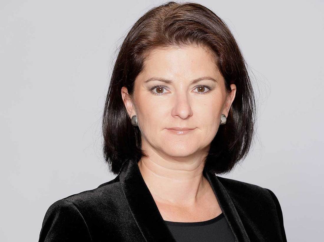 Finanzexpertin Jessica Schwarzer verrät, wie man sein Geld gut angelegt Finanzexpertin Jessica Schwarzer verrät, wie man sein Geld gut angelegt