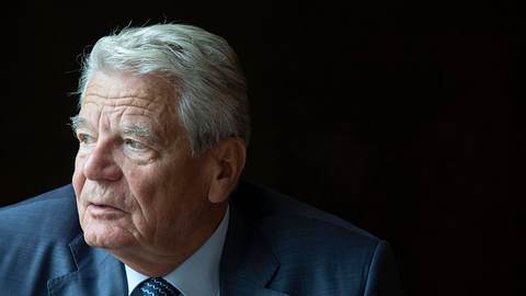 Viele bedauerten das Ende von Joachim Gaucks Amtszeit. Jetzt legt er eine schonungslose Lebensbeichte ab... - Foto: IMAGO / Eduard Bopp