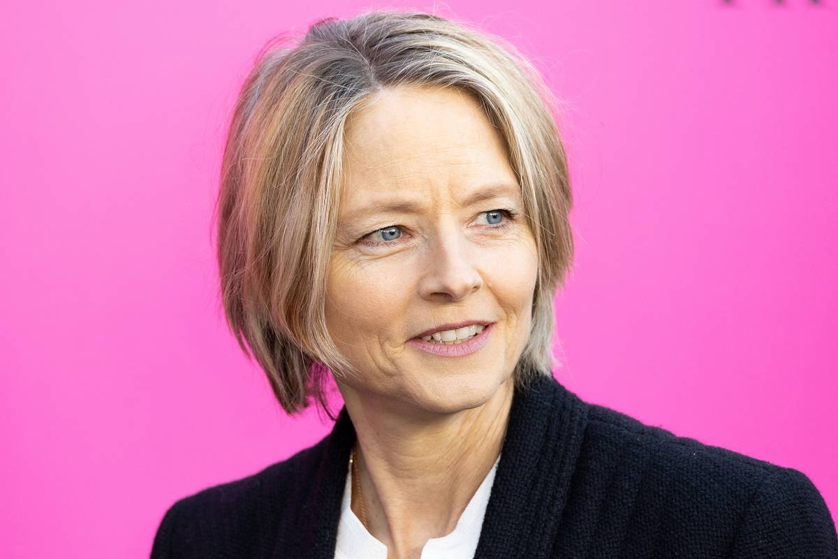 Jodie Foster trägt einen kurzen grauen Bob mit Babylights.