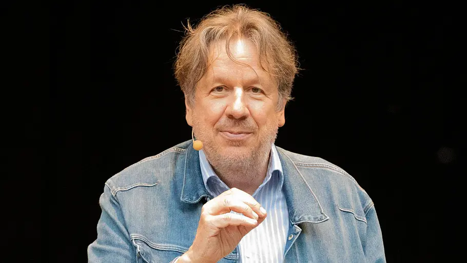 Jörg Kachelmann weiß, wie gefährlich Falschinformationen sein können. Jörg Kachelmann im Jahr 2021, er schaut in die Kamera.